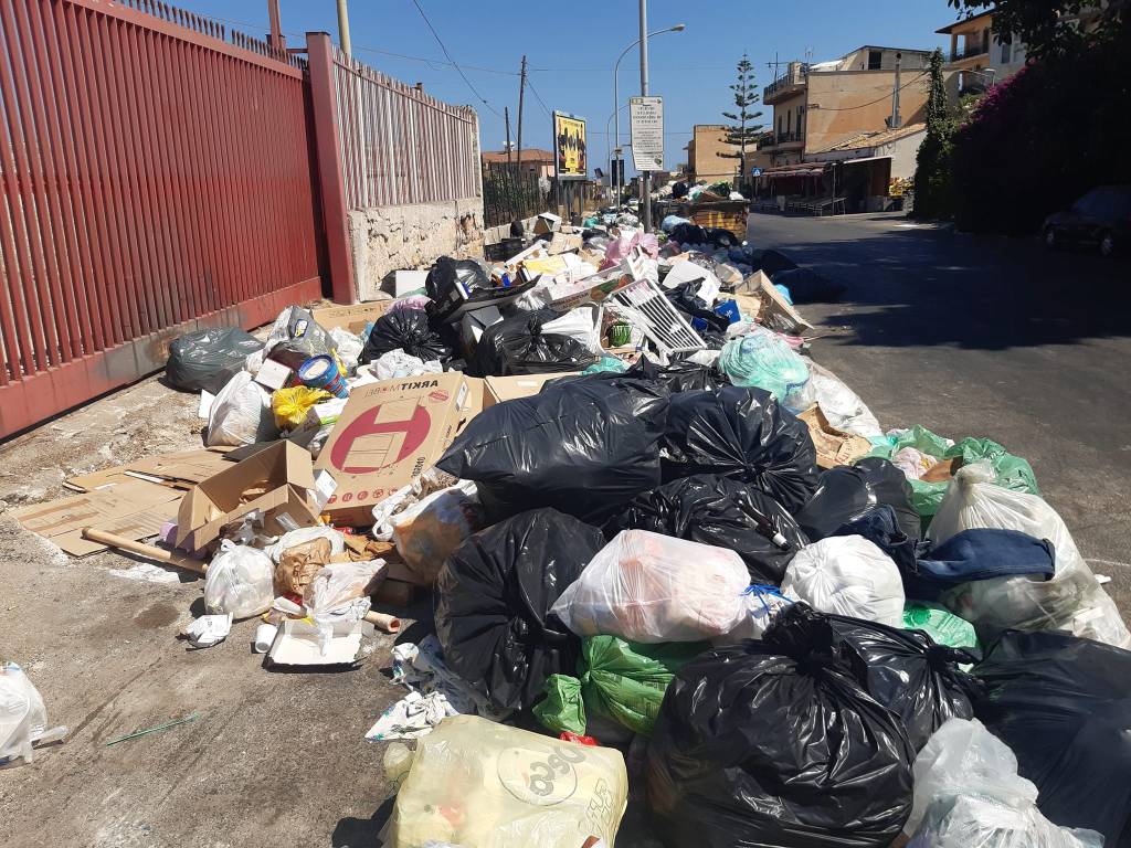 Via Galletti, discarica di rifiuti