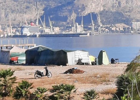 Tendopoli in via Messina Marine