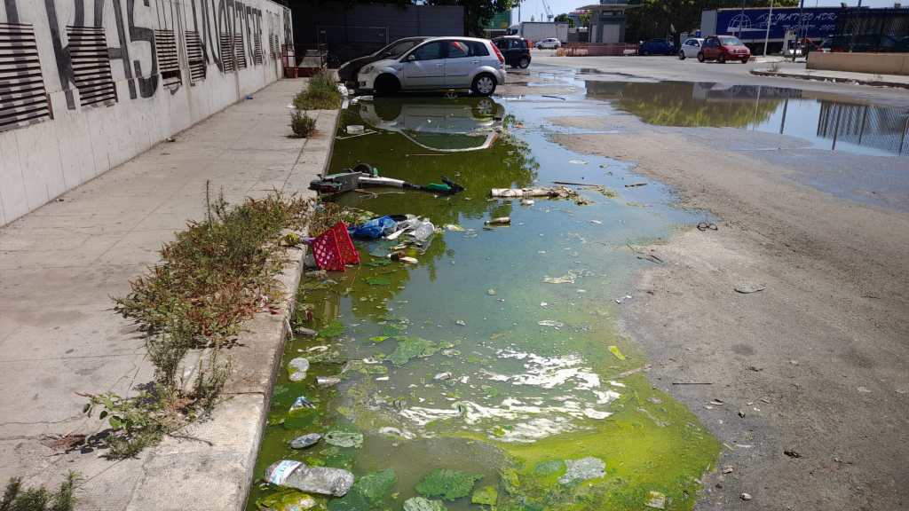 Borgovecchio, acqua di fogna in strada
