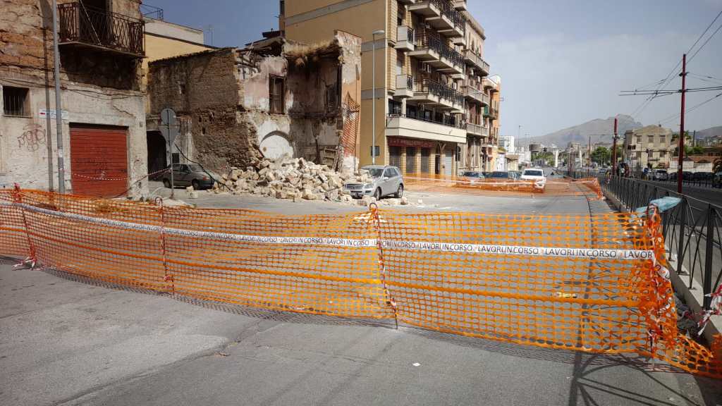 crollo palazzina strade chiuse corso dei Mille