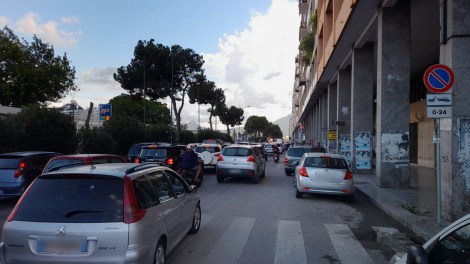 Traffico paralizzato in via Crispi, Palermo