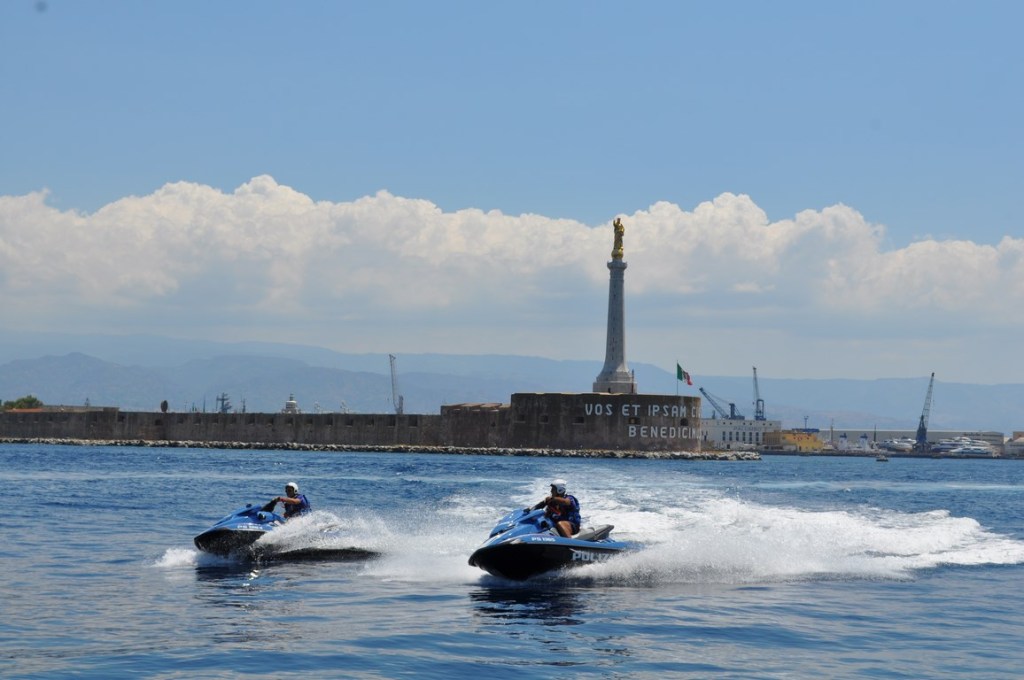 Gommone in avaria nello stretto di Messina, la polizia soccorre alcune persone
