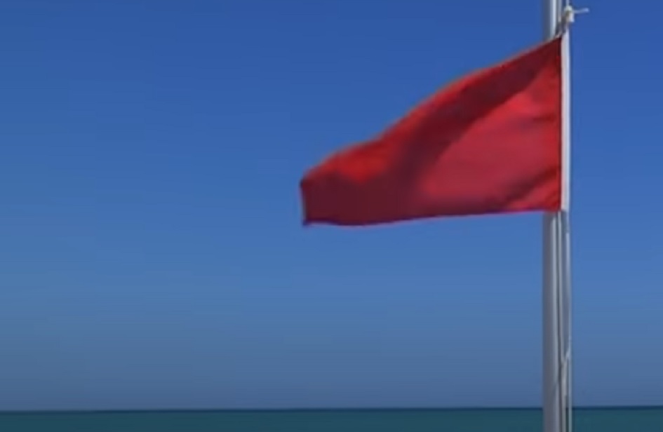 Bambina rischia di annegare a mare