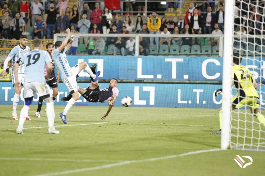 Beppe Fella, in gol per il Palermo