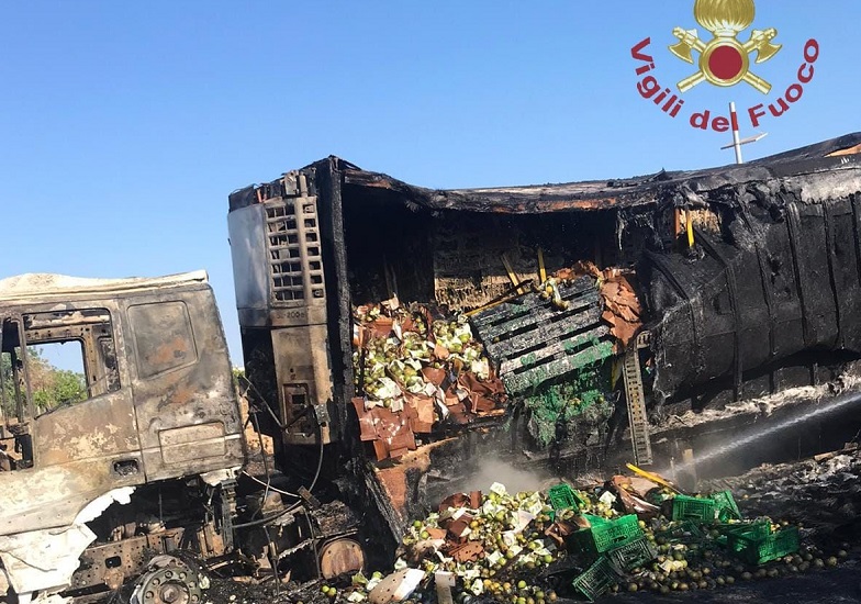 Camion in fiamme sulla Siracusa-Gela
