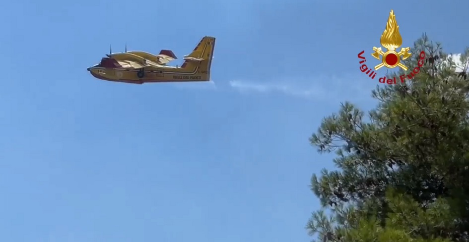 Di nuovo in azione i canadair nel Palermitano