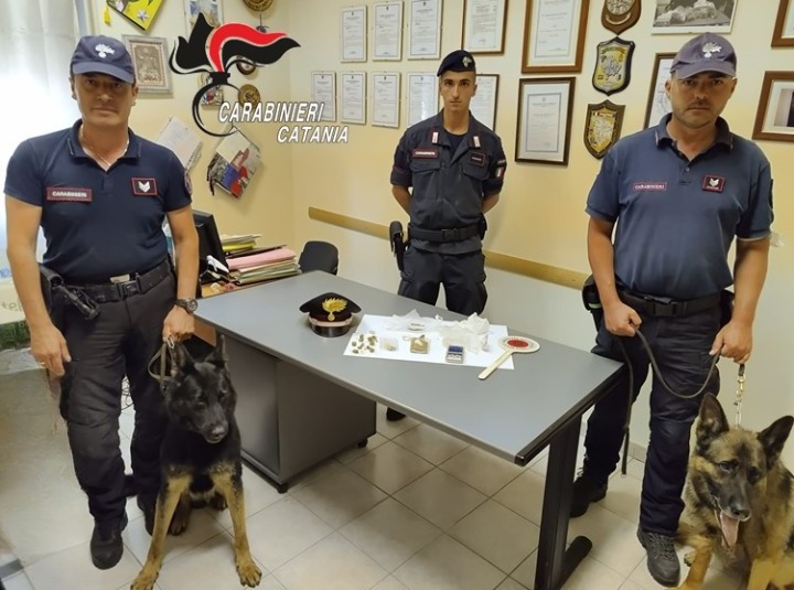 Rivendita di droga in casa, carabinieri di Fiumefreddo di Sicilia denunciano un uomo