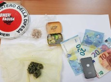 Blitz in una palazzina di Ragusa, scoperto mini deposito della droga, un arresto