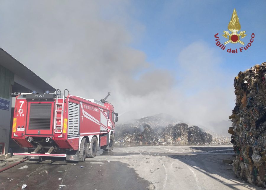 Incendio al deposito di platica di Augusta