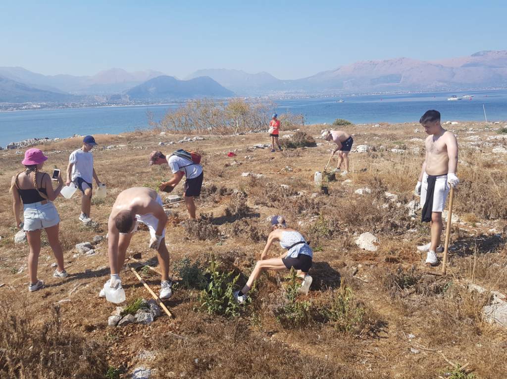 Volontari ripuliscono Isola delle Femmine