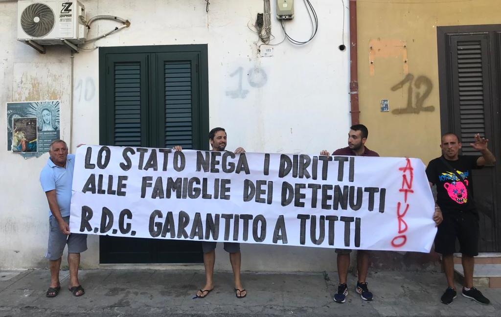 reddito di cittadinanza, bloccati assegni in Sicilia, manifestazione di protesta