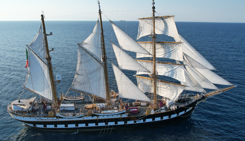 La nave scuola Palinuro della marina militare