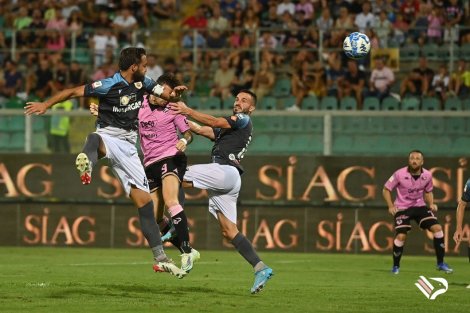 Matteo Brunori segna il 2-0 alla Reggiana in Coppa, il Palermo vincerà 3-1 con una sua tripletta.