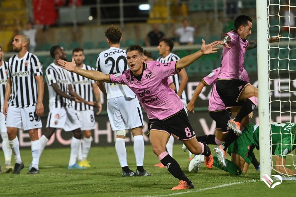 Palermo-Ascoli 2-3, Segre accorcia