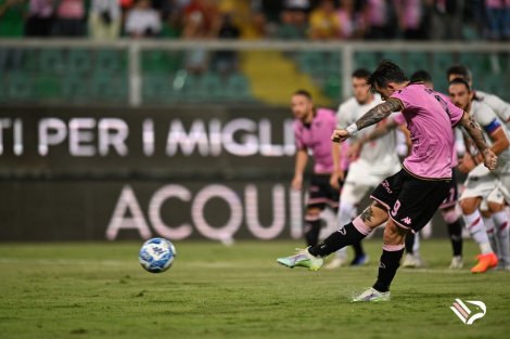 Matteo Brunori trasforma il rigore dell'1-0 del Palermo sul Perugia