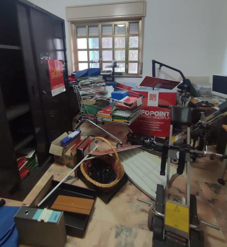 Raid vandalico nella sede dell'Aism a Palermo