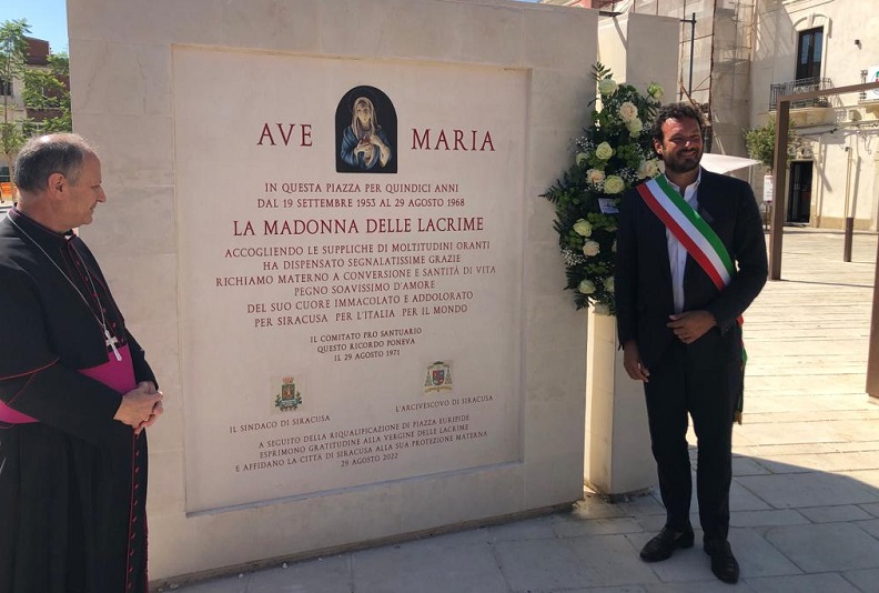 La stele in ricordo del miracolo della Lacrimazione a Siracusa