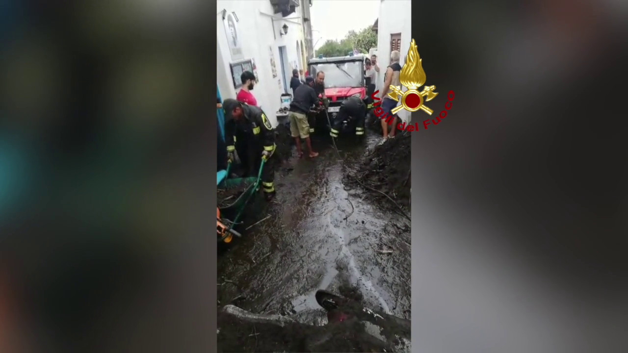 Devastata Dal Maltempo Isola Di Stromboli Vigili Del Fuoco Al Lavoro 