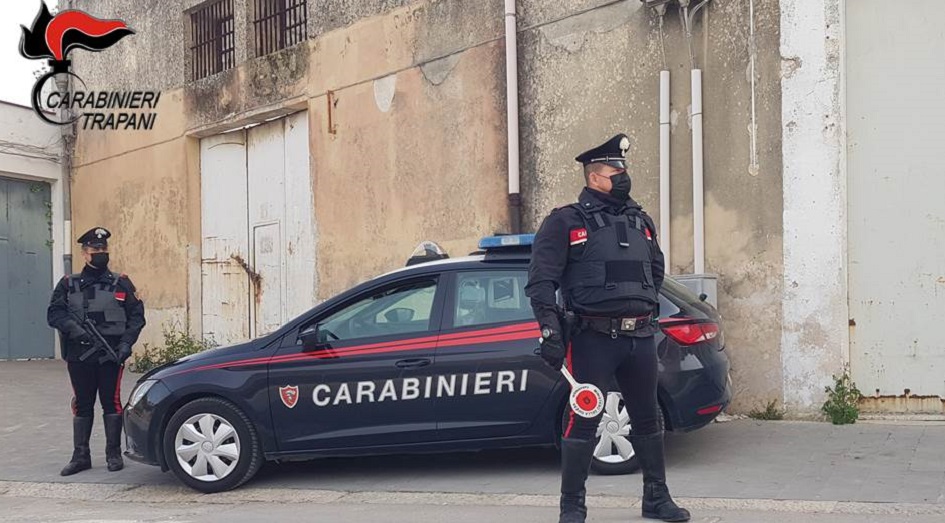 Ruba auto, fermato a forte velocità