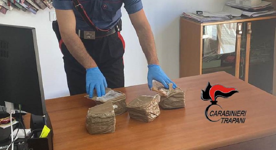 Trovato pacco di droga nella spiaggia di Castellammare del Golfo