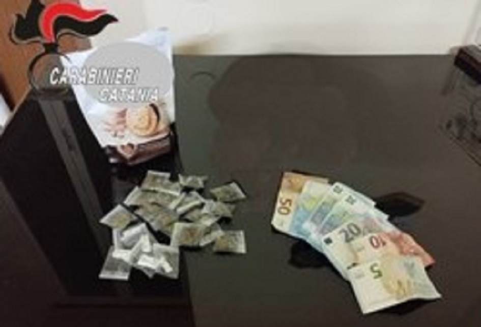 Arrestato per spaccio nascondeva droga in un pacco di biscotti