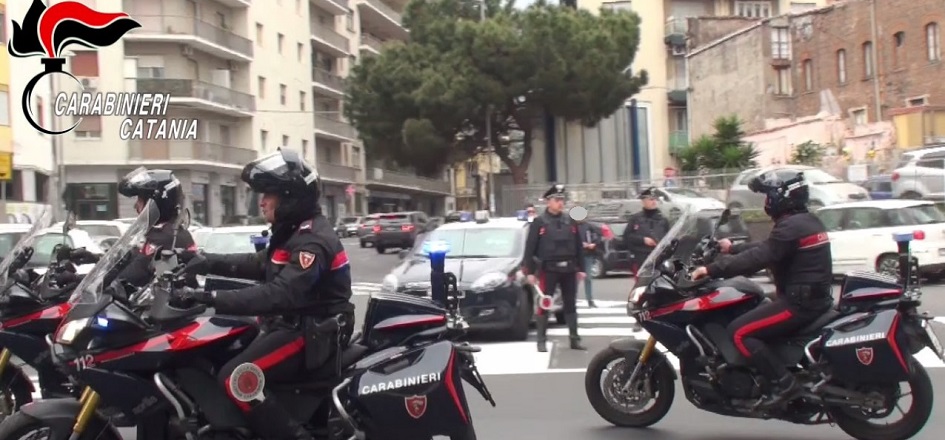 Aggredisce la compagna per gelosia e viene arrestato