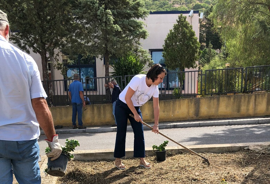 A Cinisi assessori trasformati in operai