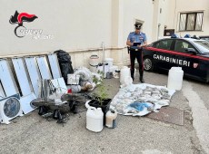 Un laboratorio nascosto in casa e oltre 7 chili di droga, due arresti a Licata