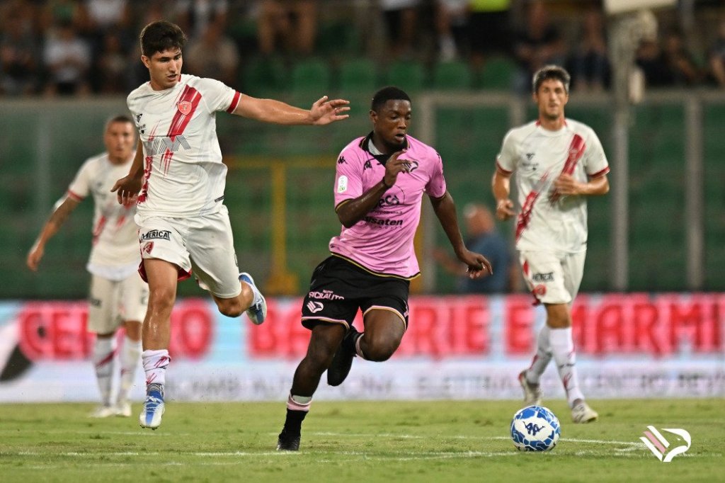 Jeremie Broh con il numero 14 del Palermo