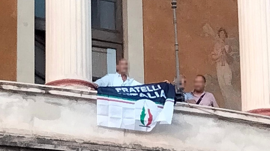 Sanzioni per aver esposto bandiere di Fratelli d'Italia dal teatro