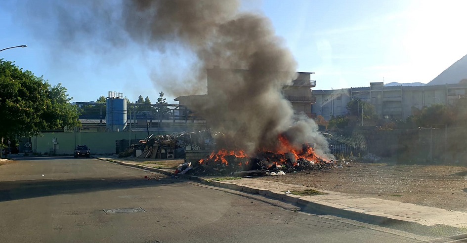 rifiuti a incendi a Partinico, aperta indagine