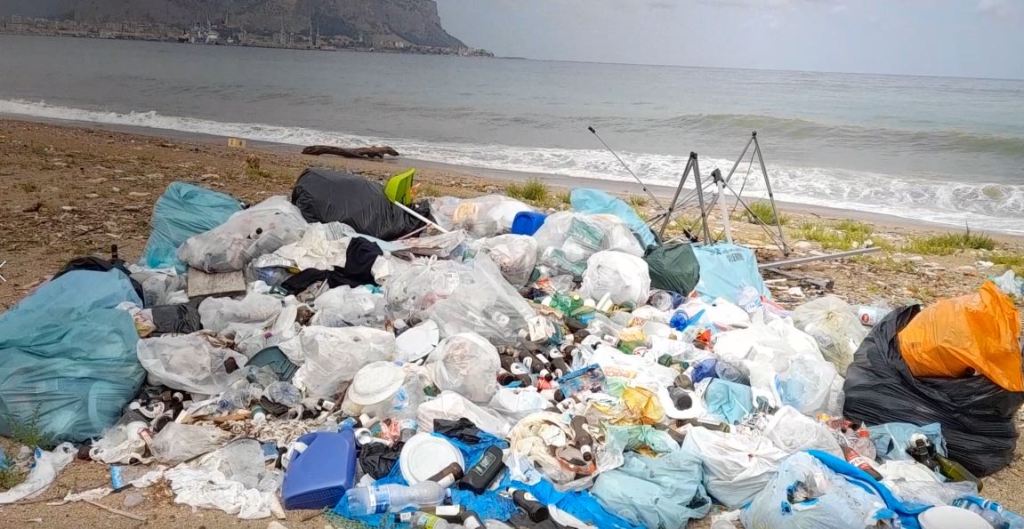 Spiaggia di Romagnolo nel degrado