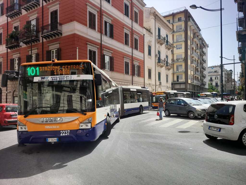 Bus bloccati in via Michele Amari, a Palermo