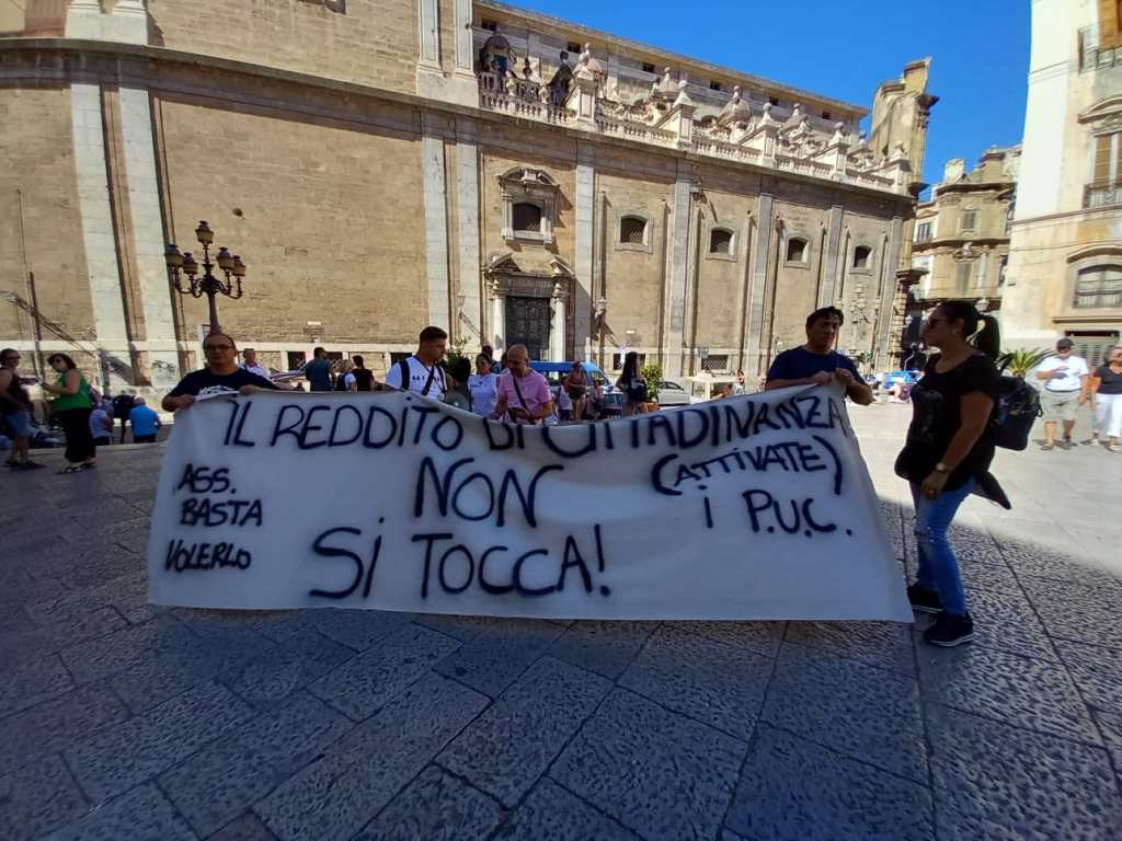 Protesta percettori reddito di cittadinanza Palermo