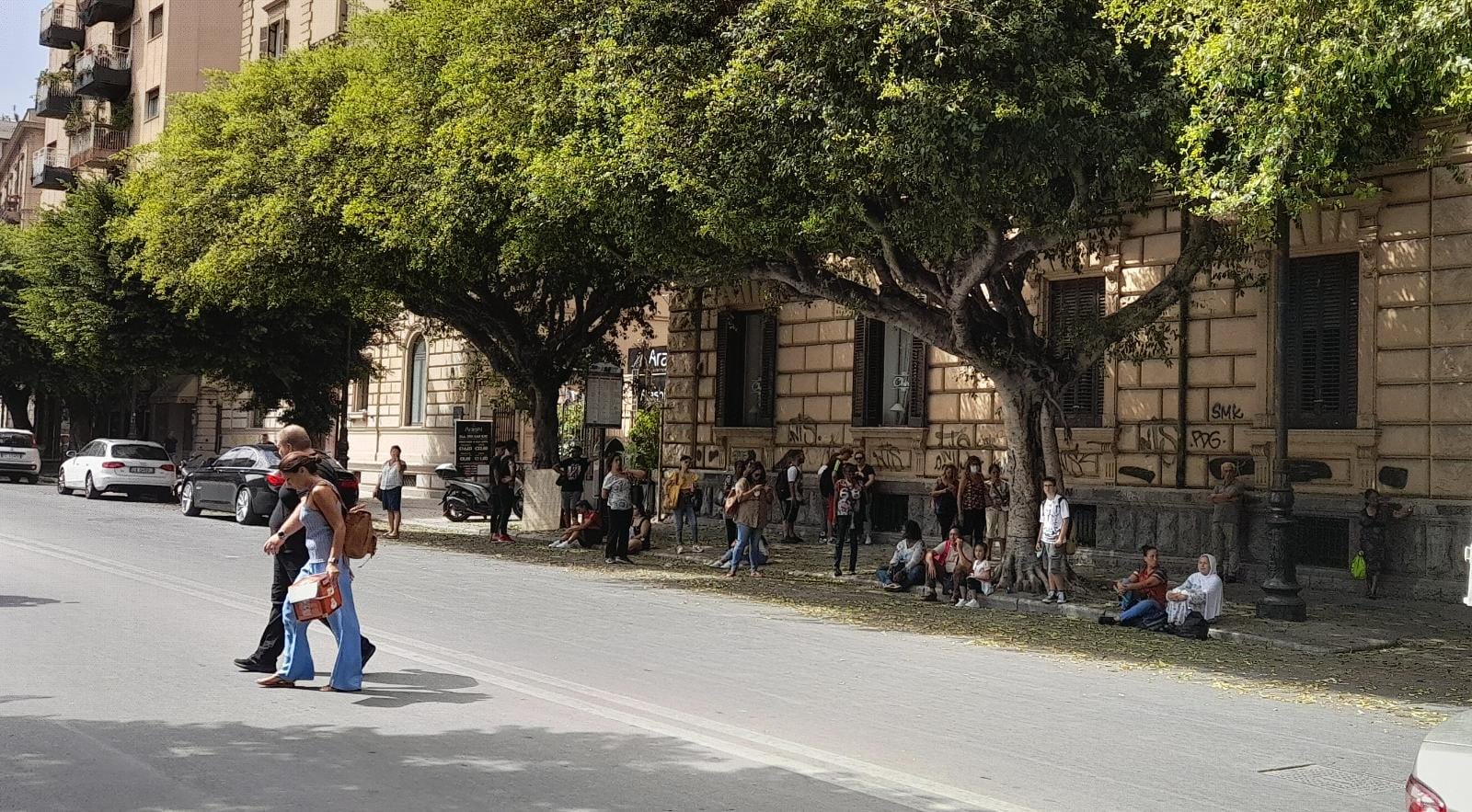 Fermata via Dante, persone in attesa dell'autobus
