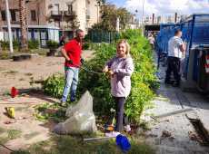 Manutenzione straordinaria al canile di Palermo, politici e volontari ripuliscono l’area sgambamento