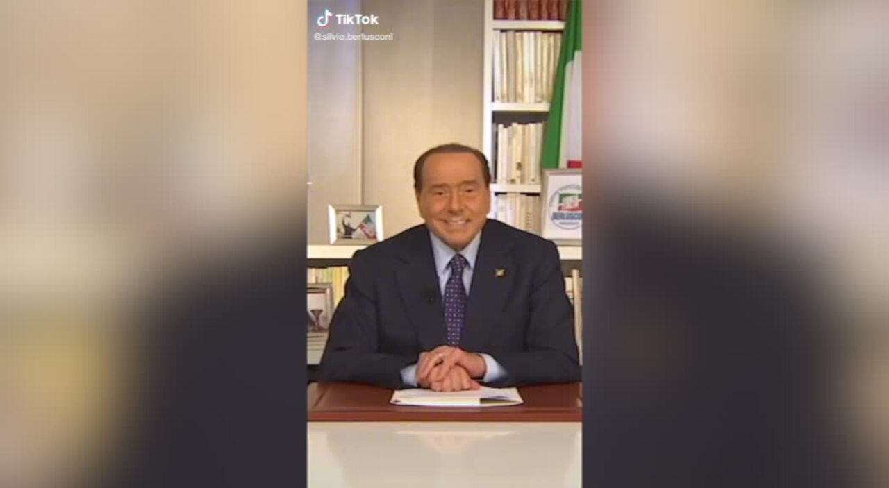 "Ciao ragazzi, qua", Silvio Berlusconi sbarca su TikTok