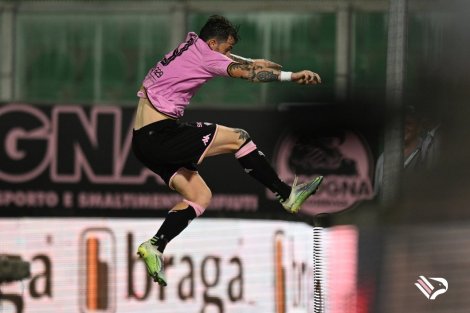 Brunori festeggia l'1-0 realizzato al Genoa (Serie B 2022-2023)
