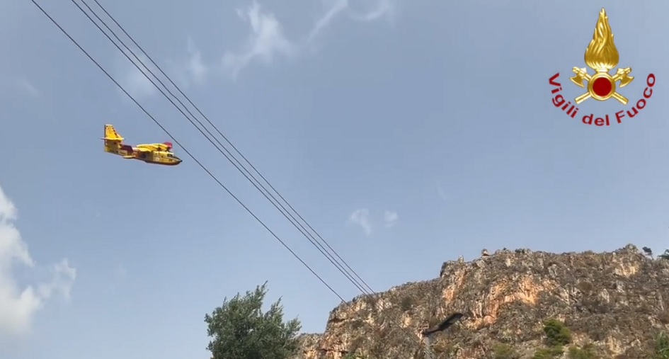 I canadair a Palazzo Adriano per spegnere gli incendi