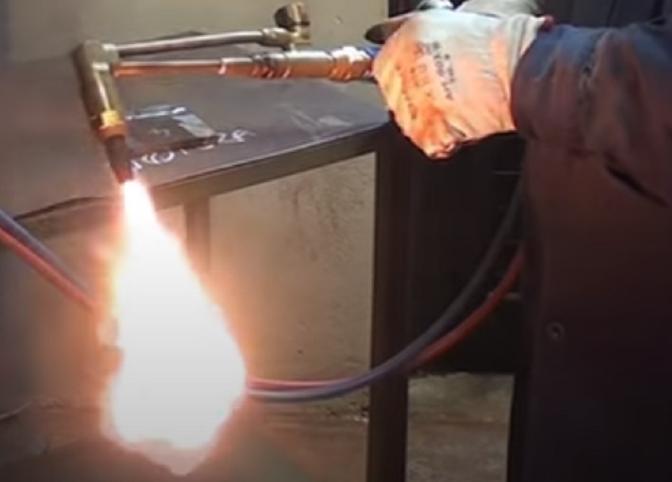 Operaio ustionato da bombola a gas