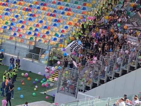 Frosinone-Palermo, palloncini in campo allo Stirpe