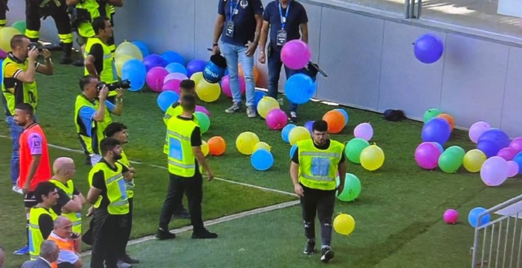 Frosinone-Palermo, palloncini in campo allo Stirpe