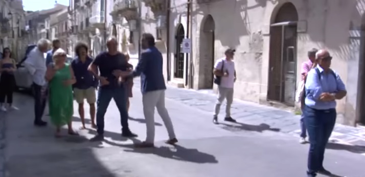 Il diverbio tra l'assessore di Siracusa Granata ed un contestatore