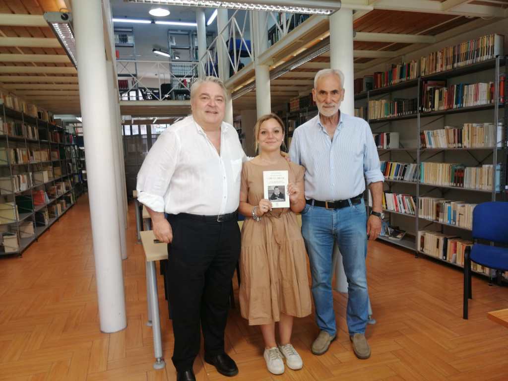Il libro "Con gli occhi di Sarbatureddu", di Totò Caltagirone donata alla biblioteca di Belmonte Mezzagno