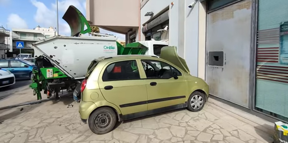 Il mezzo dei rifiuti finito contro una banca