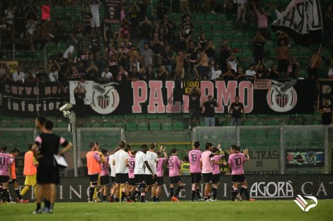 Palermo-Ascoli, squadra sotto la curva per i saluti post-partita