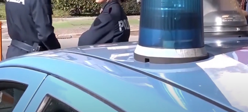 Aggredisce anche i poliziotti e viene denunciato