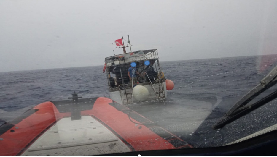 La Guardia Costiera ha salvato 14 persone su una barca alla deriva alle isole Egadi