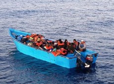 Barcone di migranti in balia del maltempo, 369 persone salvate da Guardia costiera e Frontex