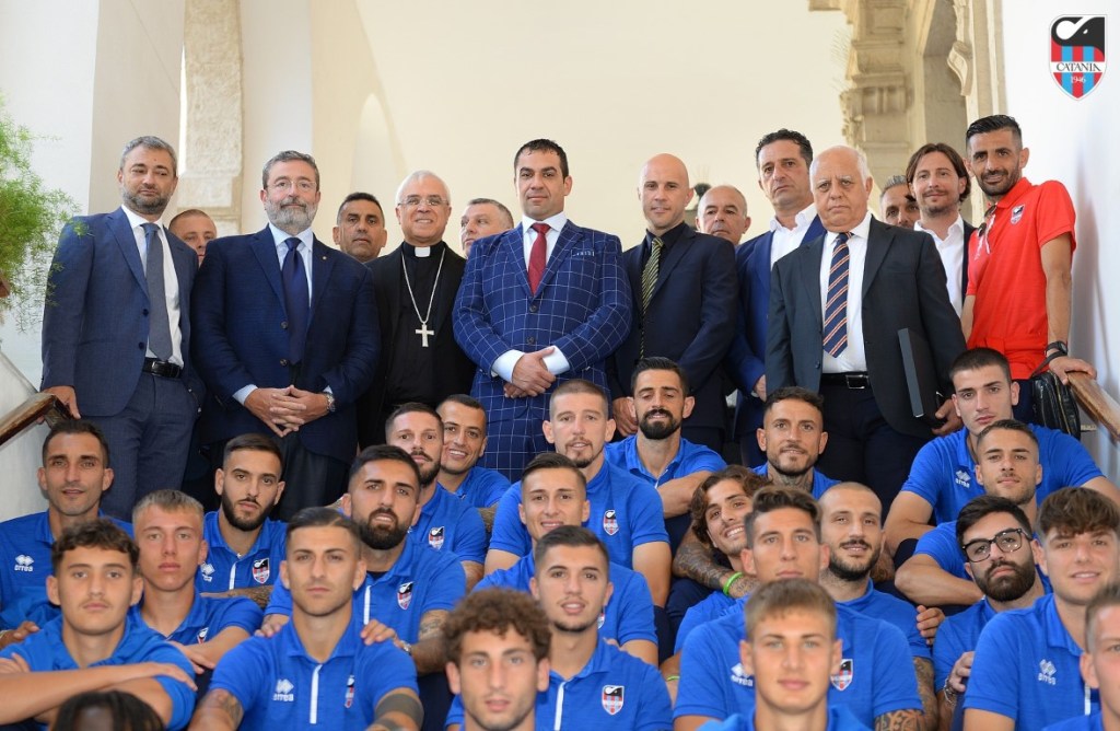 Squadra del Catania col monsignor Renna